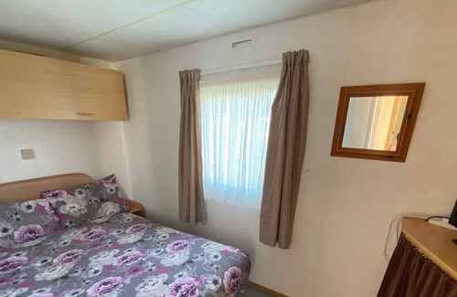 Skegness Cabina | CaravanSleeps4-HotTub-Coastal-Parking-QuietRetreat