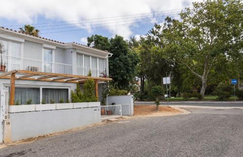 Carcavelos Apartamento | Carcavelos Sunny Retreat by LovelyStay