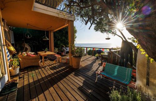 Gordons Bay Central Casa | Cardamom Cottage, sleeps 3 and 1 min walk to beach