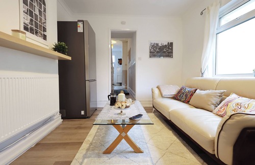 Adamsdown Casa | Cardiff Guesthouse & On-Street Parking