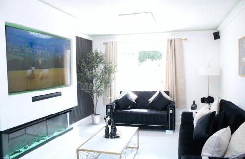Fairwater Casa | Cardiff - Sleep 7- Hot tub, Sauna
