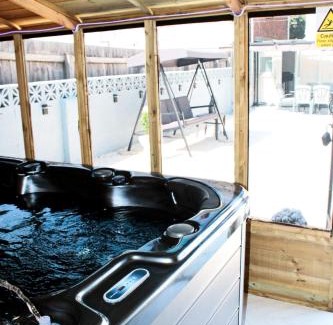 Fairwater Casa | Cardiff - Sleep 7- Hot tub, Sauna