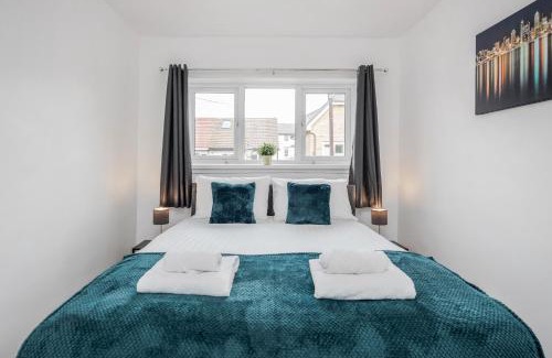 Bow Casa | Carlile House - 5 bedroom, Sleeps 8, Free Parking, 2 bathrooms by Damask Homes
