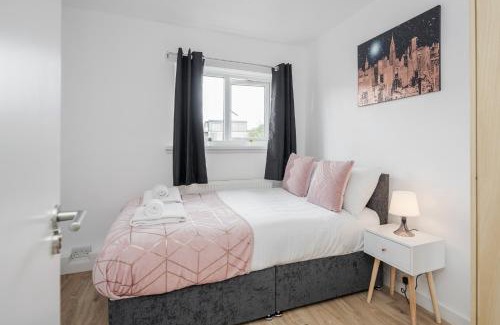 Bow Casa | Carlile House - 5 bedroom, Sleeps 8, Free Parking, 2 bathrooms by Damask Homes