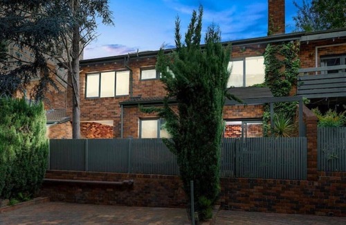 Carlton Casa | Carlton Dream: Leafy 2-bed bathroom Lygon St terraced house