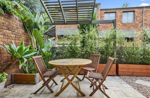 Carlton Casa | Carlton Dream: Leafy 2-bed bathroom Lygon St terraced house