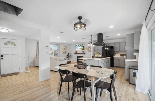 Eastside Casa | Carlton Serenity, Jacuzzi, Pool, BBQ, Games, Arcade, Fire Pit, 2 King Beds, Golf