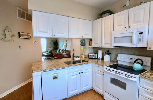 Corpus Christi Condominio | "Carmel" deluxe 1st-floor 2-bedrm condo by pool, pond & beach