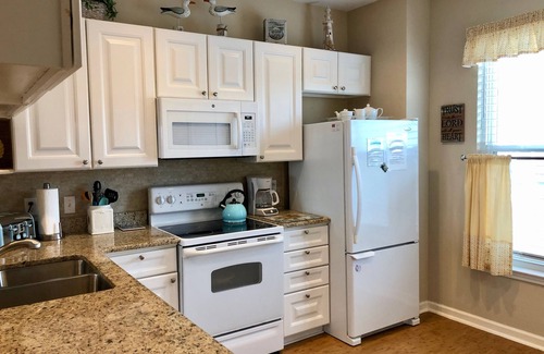 Corpus Christi Condominio | "Carmel" deluxe 1st-floor 2-bedrm condo by pool, pond & beach