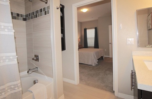 Carmel Valley Apartamento | Carmel Valley/Del Mar--1st floor-Attached Garage