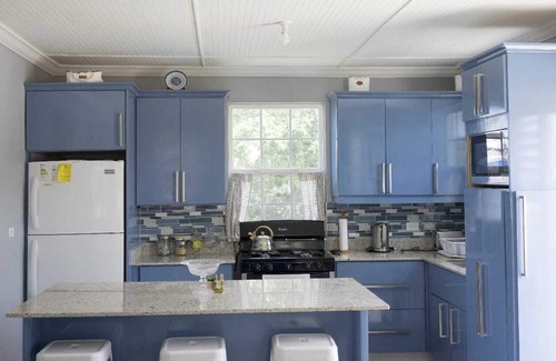 Bridgetown Apartamento | Mi espacio es adecuado para solteros, parejas, familias o viajeros de negocios. Televisor de pantalla plana de 55 pulgadas, Wifi, acceso I PTV a sus canales favoritos de británicos estadounidenses y canadienses.