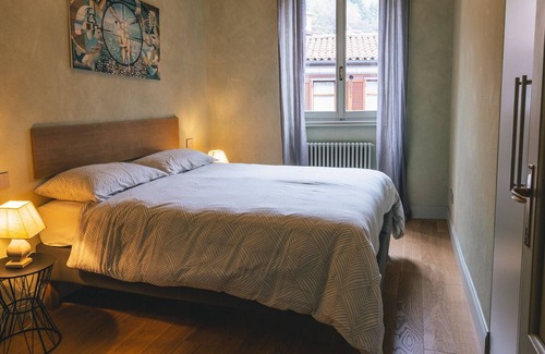 Mergozzo Apartamento | Carola B tastefully furnished apartment lakefront