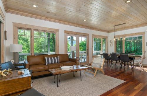 Laurel Ridge Casa | Carolina Blue Pet Friendly, Deck, Treetop Views