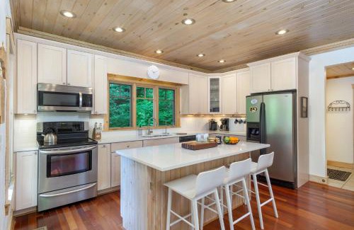 Laurel Ridge Casa | Carolina Blue Pet Friendly, Deck, Treetop Views