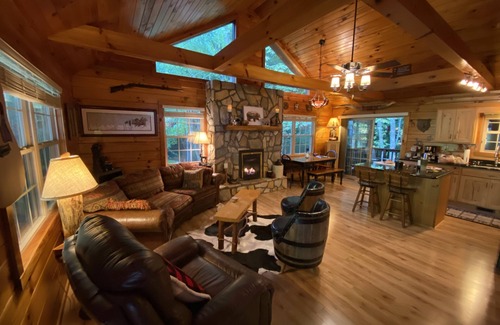 Waynesville Cabina | Carolina CREEKSIDE Cabin - Fire Pit & HOT TUB on the Creek - Easy Access
