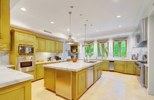 Holmby Hills Villa | Carolwood - Modern Tuscan Villa with Rolling Lawns and Loggia in Holmby Hills