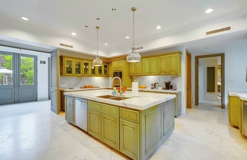 Holmby Hills Villa | Carolwood - Modern Tuscan Villa with Rolling Lawns and Loggia in Holmby Hills