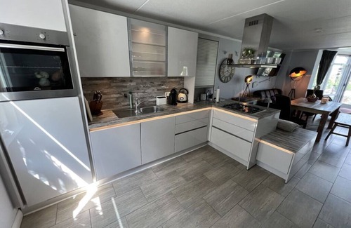 Medemblik Casa | Carpe Diem con embarcadero y barco
