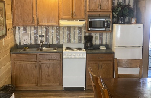 Gatlinburg Cabaña | Carr's Cottages Suites 10 & 11