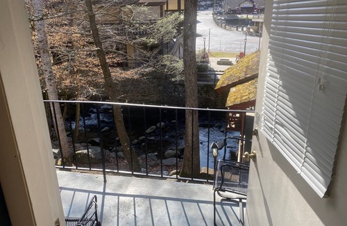 Gatlinburg Cabaña | Carr's Cottages Suites 10 & 11