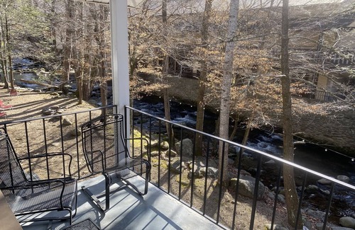 Gatlinburg Cabaña | Carr's Cottages Suites 10 & 11