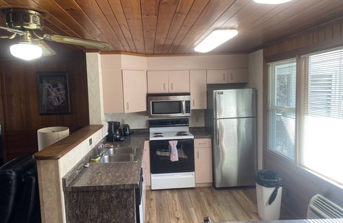 Gatlinburg Cabaña | Carr's Cottages Suites 15 & 16