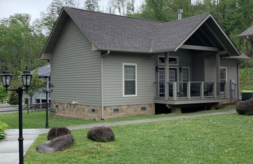 Gatlinburg Cabaña | Carr's Northside Cottages - 4 Queen Beds