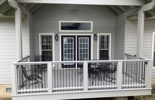 Gatlinburg Cabaña | Carr's Northside Cottages - 4 Queen Beds