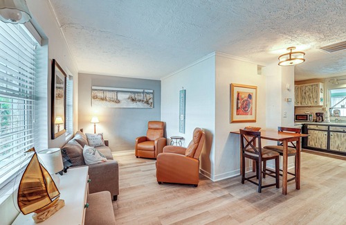 Lanark Village Cabaña | Carrabelle Cottage w/ BBQ Grill ~ 7 Mi to Beach!