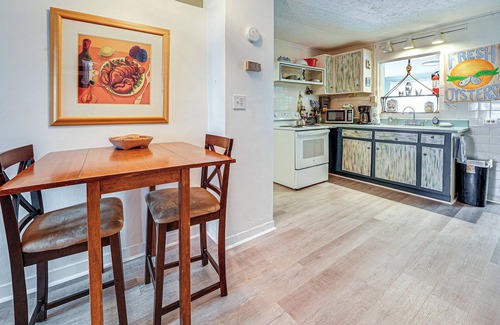 Lanark Village Cabaña | Carrabelle Cottage w/ BBQ Grill ~ 7 Mi to Beach!