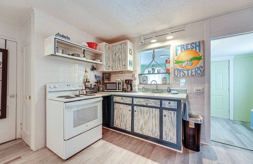Lanark Village Cabaña | Carrabelle Cottage w/ BBQ Grill ~ 7 Mi to Beach!