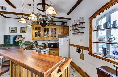 Beach Institute Cabaña | Carriage House in North Historic District. Pet Friendly! Fireplaces.