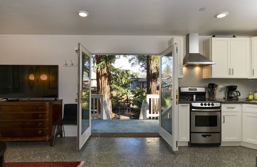 Napa Casa | CARRIAGE HOUSE ON COOMBS, renovated 1250 sf, downtown, Wineries, Entertainment