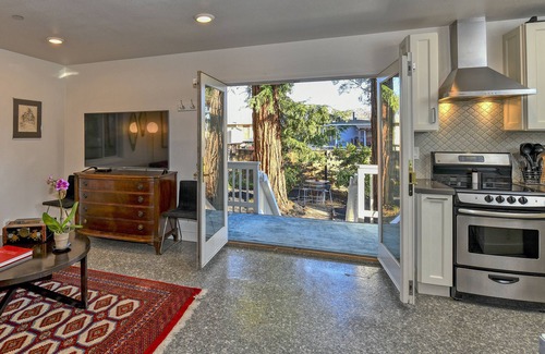 Napa Casa | CARRIAGE HOUSE ON COOMBS, renovated 1250 sf, downtown, Wineries, Entertainment