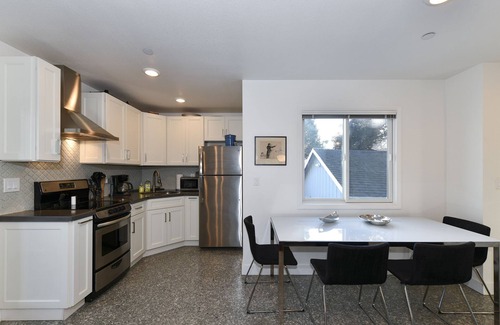 Napa Casa | CARRIAGE HOUSE ON COOMBS, renovated 1250 sf, downtown, Wineries, Entertainment