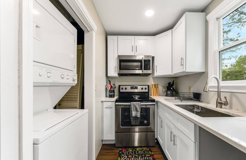 Hyannis Apartamento | Carriage House Retreat in the Heart of Hyannis!