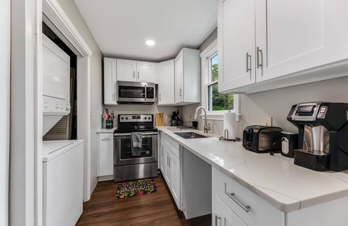 Hyannis Apartamento | Carriage House Retreat in the Heart of Hyannis!