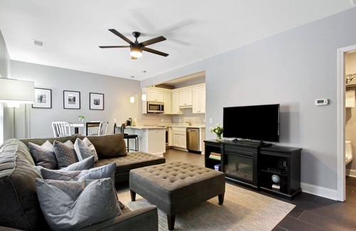 Metropolitan Casa | Carriage House W/ Hot Tub! Near Starland Yard