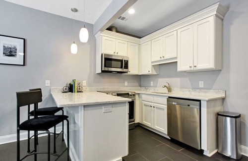 Metropolitan Casa | Carriage House W/ Hot Tub! Near Starland Yard