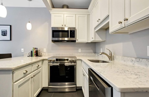 Metropolitan Casa | Carriage House W/ Hot Tub! Near Starland Yard