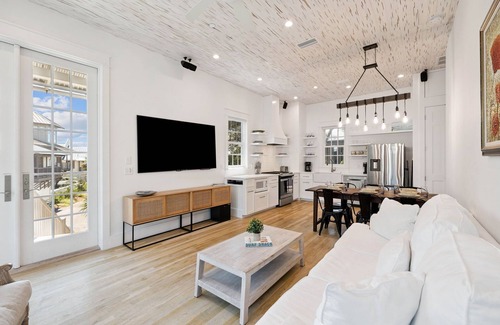 Rosemary Beach Casa | Carriage House w/Tesla Charger | Steps to Coquina Pool & Beach Access | 3 Bikes