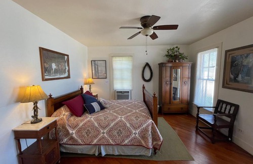 Bandera Casa | Carriage Inn - Cottage