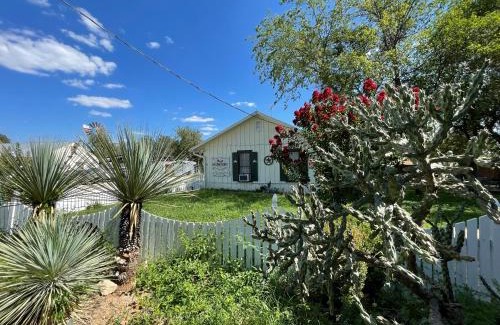 Bandera Casa | Carriage Inn - Cottage