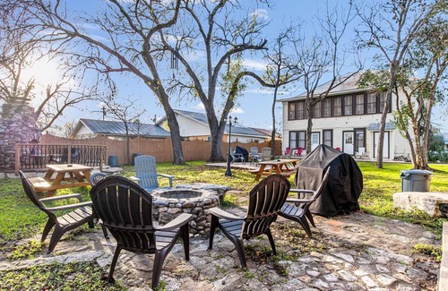 Bandera Casa | Carriage Inn - Medina Suite 1