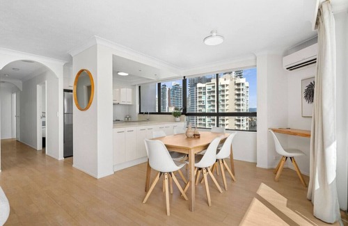Main Beach Apartamento | Carrington Family Beach Getaway - Ocean View, WiFi