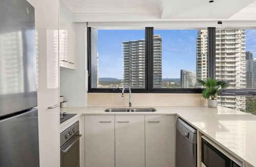 Main Beach Apartamento | Carrington Family Beach Getaway - Ocean View, WiFi