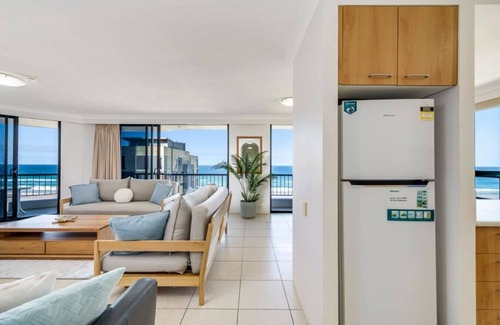 Main Beach Apartamento | Carrington Getaway - Ocean Views, WiFi & Parking