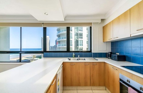 Main Beach Apartamento | Carrington Getaway - Ocean Views, WiFi & Parking