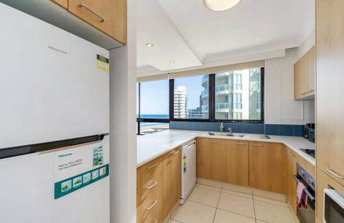 Main Beach Apartamento | Carrington Getaway - Ocean Views, WiFi & Parking