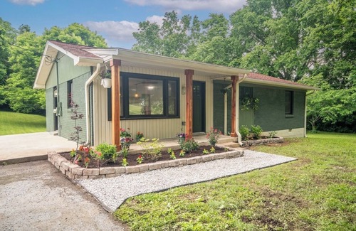 Franklin Casa | Carters Creek Cottage just minutes away from Franklin, Leipers Fork, South Hall.